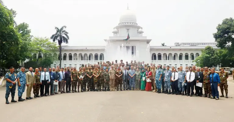 সুপ্রিম কোর্ট প্রাঙ্গণে ন্যাশনাল ডিফেন্স কোর্সের মেম্বাররা